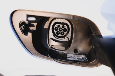 Notteroy, Norveç - 27 Şubat 2021: beyaz VOLKSWAGEN VW ID.4, MEB platformu tabanlı bir SUV elektrikli otomobildir. Galeride yeni bir araba.. 