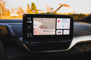 Notteroy, Norveç - 27 Şubat 2021: beyaz VOLKSWAGEN VW ID.4, MEB platformu tabanlı bir SUV elektrikli otomobildir. Galeride yeni bir araba.. 