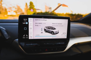Notteroy, Norveç - 27 Şubat 2021: beyaz VOLKSWAGEN VW ID.4, MEB platformu tabanlı bir SUV elektrikli otomobildir. Galeride yeni bir araba.. 