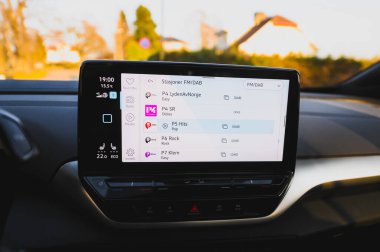 Notteroy, Norveç - 27 Şubat 2021: beyaz VOLKSWAGEN VW ID.4, MEB platformu tabanlı bir SUV elektrikli otomobildir. Galeride yeni bir araba.. 