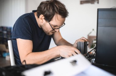 Yakışıklı bir ineğin portresi bilgisayar anakart ve serin hizmet veriyor..