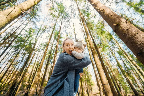 Mor Ung Nöjd Med Barnet Armarna Utanför Tallskogen Vid Solnedgången — Stockfoto