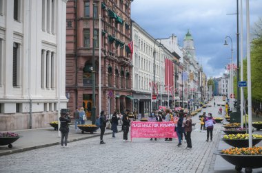 Oslo, Norveç - 15 Mayıs 2021: Covid-19 salgını sırasında İskandinavya 'nın başkentinde Myanmar' ı desteklemek için gösteri.