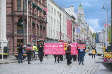 Oslo, Norveç - 15 Mayıs 2021: Covid-19 salgını sırasında İskandinavya 'nın başkentinde Myanmar' ı desteklemek için gösteri.