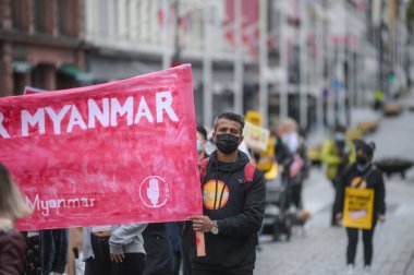 Oslo, Norveç - 15 Mayıs 2021: Covid-19 salgını sırasında İskandinavya 'nın başkentinde Myanmar' ı desteklemek için gösteri.