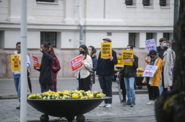 Oslo, Norveç - 15 Mayıs 2021: Covid-19 salgını sırasında İskandinavya 'nın başkentinde Myanmar' ı desteklemek için gösteri.