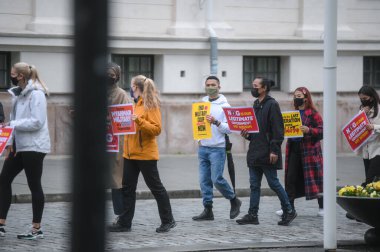 Oslo, Norveç - 15 Mayıs 2021: Covid-19 salgını sırasında İskandinavya 'nın başkentinde Myanmar' ı desteklemek için gösteri.