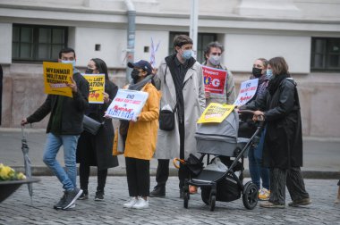 Oslo, Norveç - 15 Mayıs 2021: Covid-19 salgını sırasında İskandinavya 'nın başkentinde Myanmar' ı desteklemek için gösteri.