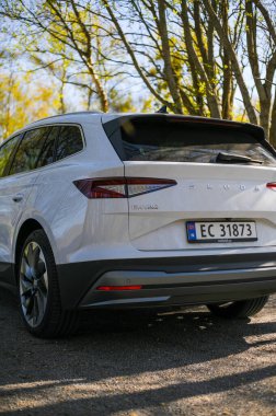 Tonsberg, Norveç - 15 Mayıs 2021: Beyaz Skoda enyaq IV bir SUV elektrikli arabadır. Kırsalda yeni bir araba.