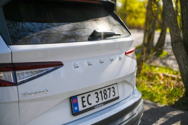 Tonsberg, Norveç - 15 Mayıs 2021: Beyaz Skoda enyaq IV bir SUV elektrikli arabadır. Kırsalda yeni bir araba.