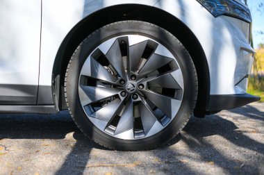 Tonsberg, Norveç - 15 Mayıs 2021: Beyaz Skoda enyaq IV bir SUV elektrikli arabadır. Kırsalda yeni bir araba.