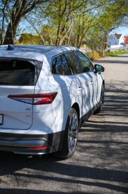 Tonsberg, Norveç - 15 Mayıs 2021: Beyaz Skoda enyaq IV bir SUV elektrikli arabadır. Kırsalda yeni bir araba.