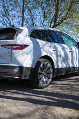 Tonsberg, Norveç - 15 Mayıs 2021: Beyaz Skoda enyaq IV bir SUV elektrikli arabadır. Kırsalda yeni bir araba.