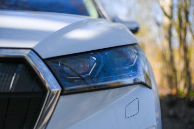 Tonsberg, Norveç - 15 Mayıs 2021: Beyaz Skoda enyaq IV bir SUV elektrikli arabadır. Kırsalda yeni bir araba.
