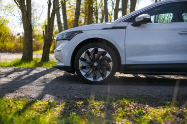 Tonsberg, Norveç - 15 Mayıs 2021: Beyaz Skoda enyaq IV bir SUV elektrikli arabadır. Kırsalda yeni bir araba.