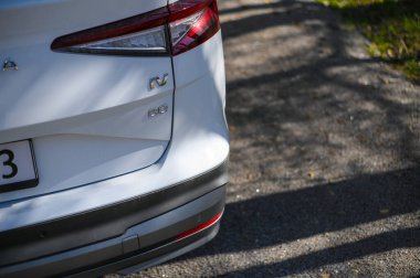 Tonsberg, Norveç - 15 Mayıs 2021: Beyaz Skoda enyaq IV bir SUV elektrikli arabadır. Kırsalda yeni bir araba.