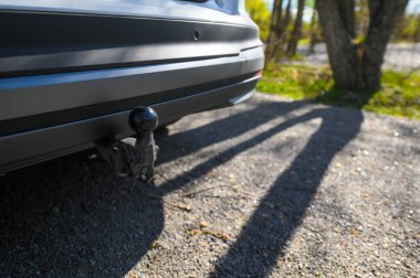 Tonsberg, Norveç - 15 Mayıs 2021: Beyaz Skoda enyaq IV bir SUV elektrikli arabadır. Kırsalda yeni bir araba.