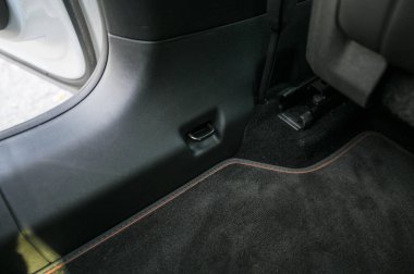 Tonsberg, Norveç - 15 Mayıs 2021: Beyaz Skoda enyaq IV bir SUV elektrikli arabadır. Kırsalda yeni bir araba.