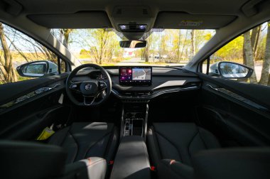 Tonsberg, Norveç - 15 Mayıs 2021: Beyaz Skoda enyaq IV bir SUV elektrikli arabadır. Kırsalda yeni bir araba.