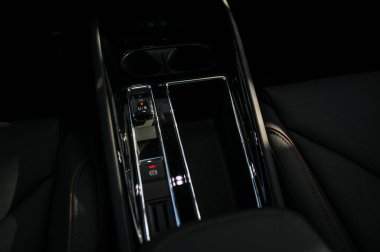 Tonsberg, Norveç - 15 Mayıs 2021: Beyaz Skoda enyaq IV bir SUV elektrikli arabadır. Kırsalda yeni bir araba.