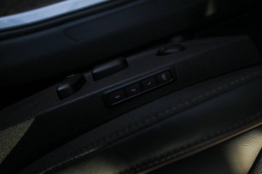 Tonsberg, Norveç - 15 Mayıs 2021: Beyaz Skoda enyaq IV bir SUV elektrikli arabadır. Kırsalda yeni bir araba.