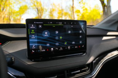 Tonsberg, Norveç - 15 Mayıs 2021: Beyaz Skoda enyaq IV bir SUV elektrikli arabadır. Kırsalda yeni bir araba.