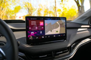 Tonsberg, Norveç - 15 Mayıs 2021: Beyaz Skoda enyaq IV bir SUV elektrikli arabadır. Kırsalda yeni bir araba.