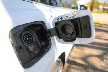 Tonsberg, Norveç - 15 Mayıs 2021: Beyaz Skoda enyaq IV bir SUV elektrikli arabadır. Kırsalda yeni bir araba.