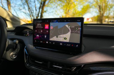 Tonsberg, Norveç - 15 Mayıs 2021: Beyaz Skoda enyaq IV bir SUV elektrikli arabadır. Kırsalda yeni bir araba.