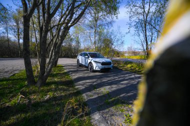 Tonsberg, Norveç - 15 Mayıs 2021: Beyaz Skoda enyaq IV bir SUV elektrikli arabadır. Kırsalda yeni bir araba.