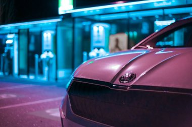 Tonsberg, Norveç - 15 Mayıs 2021: Beyaz Skoda enyaq IV bir SUV elektrikli arabadır. Gece şarj istasyonunda yeni bir araba.