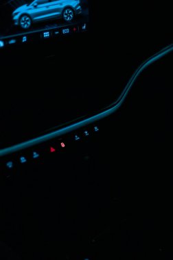 Tonsberg, Norveç - 15 Mayıs 2021: Beyaz Skoda enyaq IV bir SUV elektrikli arabadır. Gece şarj istasyonunda yeni bir araba.