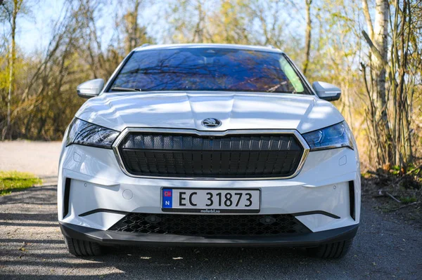 Tonsberg Norsko Května 2021 Bílá Škoda Enyaq Suv Elektrické Auto — Stock fotografie