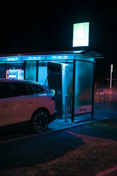 ノルウェーのトンスベルク 2021年5月15日 白シュコダEnyaq Ivは 超電気自動車です 夜の充電ステーションの新車 — ストック写真