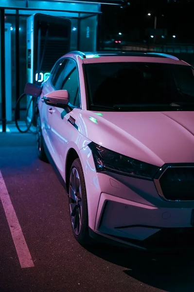 Tonsberg, Norveç - 15 Mayıs 2021: Beyaz Skoda enyaq IV bir SUV elektrikli arabadır. Gece şarj istasyonunda yeni bir araba.
