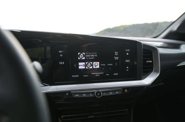 Tonsberg, Norveç - 4 Mayıs 2021: Green Opel Mokka-e elektrikli otomobil. Ormanda yeni bir araba.