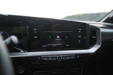 Tonsberg, Norveç - 4 Mayıs 2021: Green Opel Mokka-e elektrikli otomobil. Ormanda yeni bir araba.