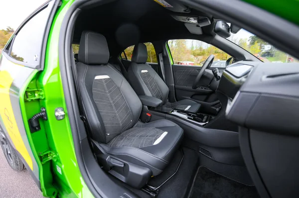 ノルウェーのトンスバーグ 2021年5月4日 緑のオペル モッカ コンパクトな電気自動車です 森の中の新車 — ストック写真