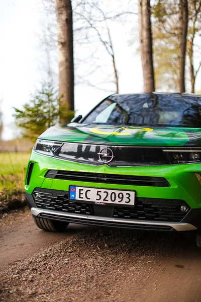 Tonsberg Noruega Maio 2021 Verde Opel Mokka Carro Elétrico Compacto — Fotografia de Stock