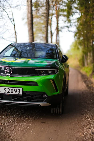 Tonsberg Noruega Maio 2021 Verde Opel Mokka Carro Elétrico Compacto — Fotografia de Stock