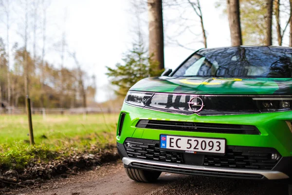 Tonsberg Norsko Května 2021 Zelená Opel Mokka Kompaktní Elektromobil Nové — Stock fotografie