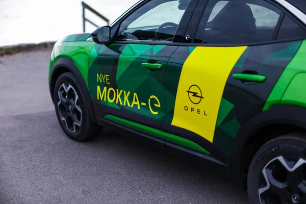 Tonsberg Noruega Maio 2021 Verde Opel Mokka Carro Elétrico Compacto — Fotografia de Stock
