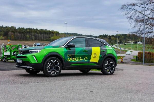 Tonsberg Norwegia Mei 2021 Opel Mokka Hijau Adalah Mobil Listrik — Stok Foto