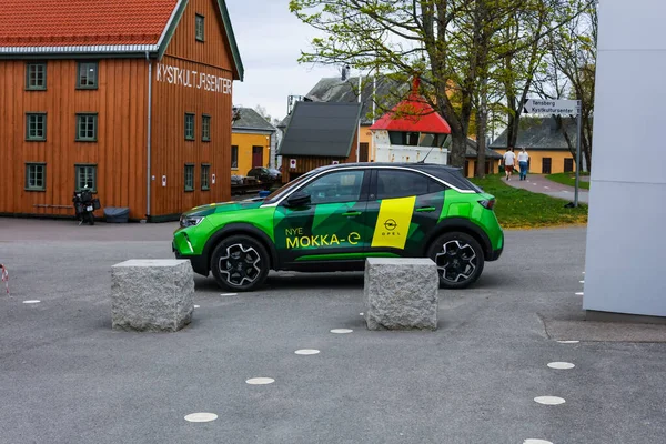 Tonsberg Noruega Maio 2021 Verde Opel Mokka Carro Elétrico Compacto — Fotografia de Stock