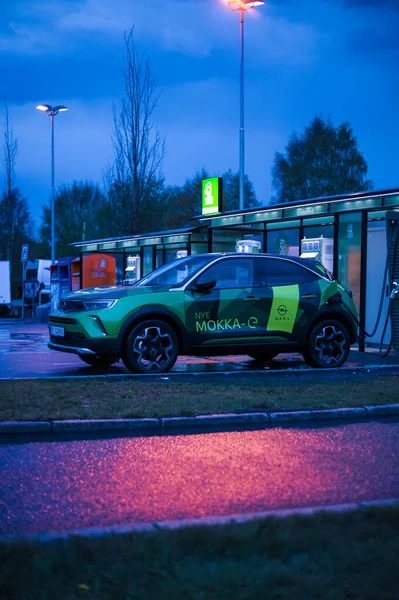 Tonsberg Норвегія Травня 2021 Зелений Opel Mokka Компактний Електричний Автомобіль — стокове фото