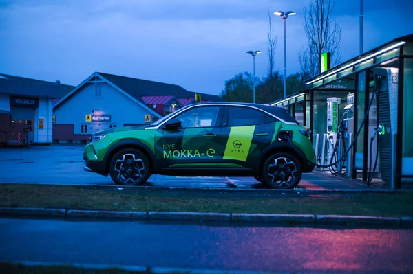 노르웨이 2021 Green Opel Mokka 자동차이다 — 스톡 사진