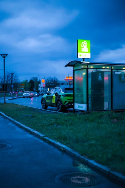 Tonsberg Norwegia Maja 2021 Zielony Opel Mokka Kompaktowy Samochód Elektryczny — Zdjęcie stockowe