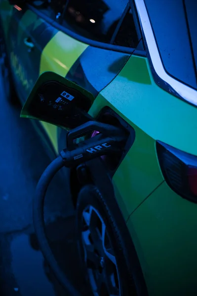 ノルウェーのトンスバーグ 2021年5月4日 緑のオペル モッカ コンパクトな電気自動車です 夜の充電ステーションの新車 — ストック写真