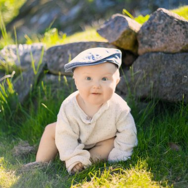 Ormandaki güzel erkek bebeğin portresi Mutlu çocukluk