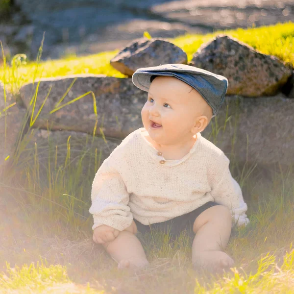 Retrato Belo Menino Floresta Infância Feliz — Fotografia de Stock